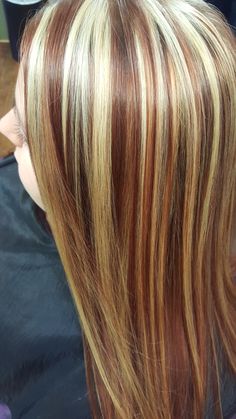 Rose Gold Bob Hair, Rose Gold Bob, Bob Hair Color Ideas, Hair Couler, Heavy Highlights, Balayage Straight Hair, Maroon Hair, Skunk Hair, Bob Hair Color