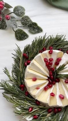 Santa Appetizers Holidays, Christmas Cheese Recipes, Charcuterie Board Ideas Holiday, Christmas Charcutiere Board, Brie Display, Christmas Cheese Appetizers, Brie Wreath Appetizer, New Year Snack Ideas, Xmas Canapes