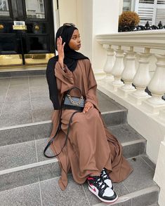 Hijabi Inspiration, Islamic Outfits, Black Hijabi Girl, Outfits For The Summer, Hijab Streetwear, Muslim Girl Outfits, Khaleeji Abaya