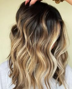 Honey Blonde Hair with Dark Roots Dark Roots Blonde Hair Balayage, Honey Blonde Hair Color Ideas, Warm Blonde Hair, Blonde Hair With Roots, Honey Blond, Honey Blonde Hair Color, Neutral Blonde, Honey Brown Hair, Blonde With Dark Roots