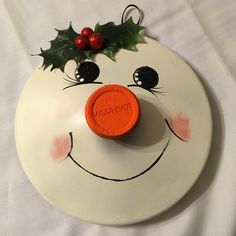 SNOWMAN POT LID (S-1) Upcycled Refurbished Handmade Wall Art Christmas Home Decor Gift Idea SIZE: 7 1/4 Inches in Diameter Perfect Winter/Christmas Wall Art Decoration or an Ideal Gift Idea Coffee Can Crafts, Christmas Booth, Snowman Crafts Diy, Glass Cookie Jars, Christmas Decorations Diy Crafts, Wood Art Projects, Baby Food Jars, Christmas Jars, Easy Christmas Crafts