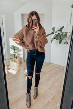 Brown Snakeskin Boots Outfit, Brown Sweater Outfit Winter, Snakeskin Boots Outfit, Brown Sweater Outfit, Booties Outfit Fall, Thanksgiving Fit, Casual Thanksgiving Outfits, Look Boho Chic, Jeans Outfit Fall