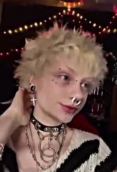 goth punk short hair mullet bleach blonde tiktok hot non binary pride pretty handsome piercing septum spike collar gothic Punk Hair Color Ideas, Alternative Hair Men, Grunge Hairstyles Short, Ftm Haircut, Punk Haircut, Punk Rock Hair, Punk Boy, Gender Envy