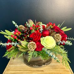 holiday floral centerpiece on a blackground Fresh Flower Arrangement, Home Flower Arrangements, Evergreen Flowers, Holiday Arrangement, Church Flowers, Holiday Flower