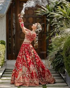 Bride Lehnga Designs Latest Red, Bridal Lehanga 2024, Wedding Lehnga Bridal Lehenga, Bridal Looks Indian Brides, Red Lehenga Bridal, Dulhan Lehenga, Wedding Lehengas Bridal, Flattering Poses, Bridal Pose