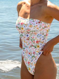 Off The Shoulder Bathing Suit, Cute Swimwear Outfits, Strapless Swimsuit One Piece, One One Swimwear, 80s Swimsuit Bikinis, Strapless Bathing Suit One Piece, Greece Bathing Suits, Classy One Piece Swimsuit, Full Piece Bathing Suit