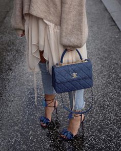 Heels Chanel, Chanel Denim, Aquazzura Heels, Denim Heels, Mode Chanel, Bag Outfit, Looks Street Style, Street Style Inspiration, Denim Bag