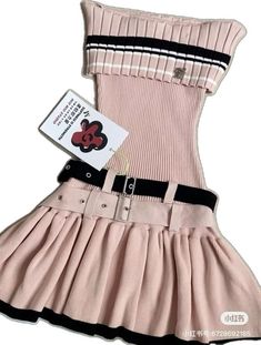 Casual Fitted Mini Length Belted Dress, Casual Fitted Dress With Belt, Poses Selfie, 2000s Fashion Outfits, Mode Inspo, Really Cute Outfits, 여자 패션, Selfie Poses, 2000s Fashion