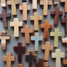 many wooden crosses are arranged on a table