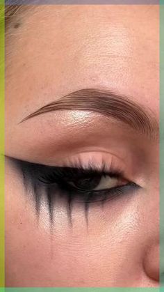 Simple Dark Halloween Makeup, Dark Witchy Makeup Looks, Eye Makeup Gothic, Dark Eye Makeup Halloween, Halloween Black Makeup Looks, Halloween Everyday Makeup, Witch Sfx Makeup, Dark Halloween Eye Makeup, Halloween Black Eye Makeup