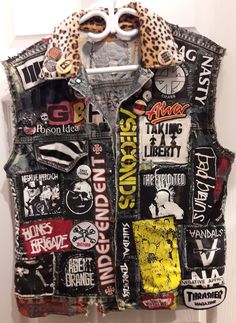 Punk Jean Vest, Punk Rock Vest, Punk Denim Vest, Punk Vest Diy, Jean Jacket Vest Outfits, Punk Jacket Diy, Punk Battle Jacket, Punk Denim Jacket