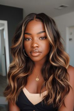 Base Black Tie Guest Hairstyles, Black Women Balayage Hair, Bronze Hair With Highlights, Chocolate Brown Hair With Honey Blonde Highlights, Haïr Cut For Women Medium, Black Girls With Brown Highlights, Black Woman Hair Color Ideas, Brown Skin Girl Hair Color Ideas, Bun With Highlights