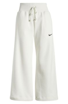 Cozy Pants Sweatpants, Nike Flared Sweatpants, Cute Trendy Pants, Wide Leg Nike Sweatpants Outfit, Florida Outfits School, Nike Straight Leg Sweatpants, Nike Jumper Aesthetic, Nike Flare Sweatpants, Nike Flare Sweatpants Outfit