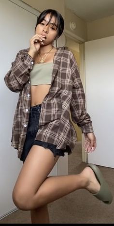 Plaid Shirt Crop Top Outfit, Summer Outfits With Flannels, Brown Plaid Top Outfit, Plaid Shirt And Shorts Outfit, Cropped Plaid Shirt Outfit, Short Sleeve Flannel Outfits, Fannels Shirts Outfits Aesthetic, Plaid Blouse Outfit, Plaid Button Up Shirt Outfit