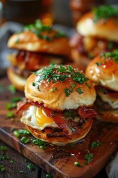 Gourmet burgers with bacon, fried eggs, and fresh herbs on a wooden board. Bbq Breakfast Ideas, Cafe Food Ideas, Aesthetic Breakfasts, Amazing Dinner Recipes, Creative Breakfast Ideas, Bacon Sliders, Thick Bacon, Sliders On Hawaiian Rolls, Tropical Breakfast