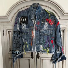 Chic, Very Unique Denim Jacket. Excellent Condition And Offered At An Excellent Price. Runs True To Size. Slightly Cropped. Iron On Denim Jacket, Jean Jacket Design Ideas, Jean Jacket Diy Upcycling, Distress Denim Jacket, Punk Fits, Grunge Denim Jacket, Jean Jacket Painted, Denim 2024, Jacket Painting