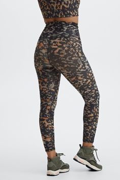 Therma-Flex Ultra High-Waisted Legging Fabletics Wild Camo female Activewear >> Womens >> Bottoms >> Leggings >> Full Length regular Training Chafe-Resistant/Pockets Compression in cold-weather fabric Workout Wear Outfits, Cold Weather Leggings, Best Leggings For Women, Bra Size Charts, Patterned Leggings, Best Leggings, Kate Hudson, Complete Outfits, Komplette Outfits