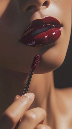 Easy Lip Makeup, Cola Lips, Textured Bob Hairstyles, Red Lipstick Makeup Looks, Red Lips Makeup Look, Lip Tips, Lip Trends, Everyday Makeup Tutorials, Glossier Lip Gloss