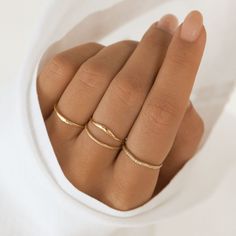 Fine Jewelry Ringe Gold Jewelry Simple Rings, Gold Rings Placement, Gold Ring Layering, Dainty Gold Rings Aesthetic, Minimalistic Gold Rings, Simple Gold Jewlery, Minimalist Ring Stack, Diamond Ring Stacking Ideas, Dainty Gold Ring Stack