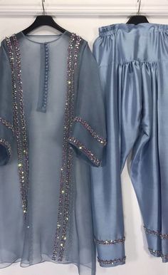 Pakistani Fashion Casual, Casual Indian Fashion, Desi Fashion Casual, Pakistani Fashion Party Wear, Pakistani Fancy Dresses, Salwar Kamiz, Mode Abaya, Sleeves Designs For Dresses, Simple Pakistani Dresses