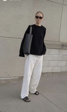 Minimal Denim Outfit, Ecru Outfit, White Wide Leg Jeans Outfit, White Wide Leg Pants Outfit, White Jeans Outfit Winter, White Denim Outfit, Ecru Denim, Crewneck Outfit, Job Clothes