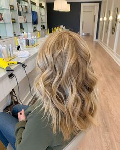 Drybar Straight Up, Curl With Straight Ends, Dry Bar Styles Hair, Drybar Blowouts Hairstyles, Medium Hair Blowout Style With Curls, Curly Hair Straight Ends, Dry Bar Hair Ideas, Curls Straight Ends, Dry Bar Blowout Hairstyles