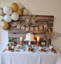 a table topped with cake and candles next to a wooden sign that says mi reunion