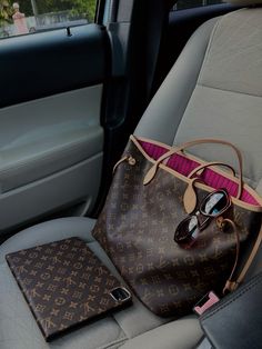 Louis Vuitton Neverfull Bag with pink Interior and matching Ipad Pro case on way to work Louis Neverfull, Louis Vuitton Handbags Neverfull, Louis Vuitton Bag Outfit, Louis Vuitton Mm, Pink Luxury, Pink Monogram, Dream Vision Board