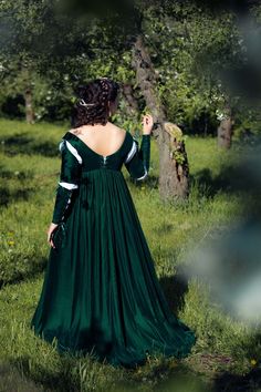 Green Velvet Renaissance Gown, Venetian 1490 Renaissance Dress, Luxurious Velvet Borgia Outfit - Etsy Green Historical Costume Dress, Historical Medieval Dress For Fancy Dress, Green Victorian Dress With Historical Design, Green Dress With Historical Design, Historical Medieval Wedding Dress With Long Sleeves, 16th Century Dress, Romeo Und Julia, Century Dress, Fairytale Dress