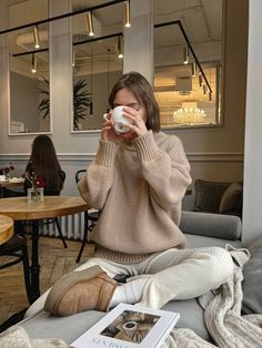 Cosy Autumn Outfits, Autumn Aesthetic Cozy Outfit, Cosy Outfits, Cosy Winter Outfits, Fall Aesthetic Pictures, Cosy Outfit, Early Fall Outfits, Cozy Fall Outfits, Autumn Fits