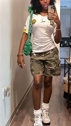 Street Fashion Black Women, Jort Outfits, Summer Streetwear Outfits, Bowling Outfit, Dad Style, Homecoming Week, Mode Zara, Outfit Inspo Casual, Neue Outfits