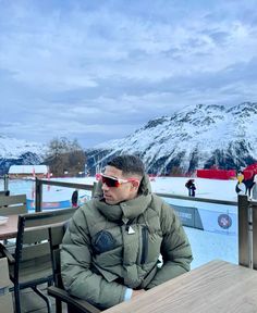 Snow Outfit Men, Ski Outfit Men, Moroccan Football, Achraf Hakimi, Ski Outfit, Snow Outfit, Aesthetic Eyes, Adventure Photography, Winter Wear