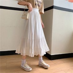 Elegant High-Waisted Maxi Dress with Floral Hem Comfy Skirt Outfits, How To Style Long Skirts, Cute Long Skirts, Looks Pinterest, White Midi Skirt, White Maxi Skirts, Skirt Y2k, Elegant Skirt, White Maxi