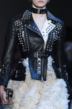 Mcqueen Couture, Alexander Mcqueen Ready To Wear, Haute Couture Outfits, Haute Couture Style, Detail Couture, 2019 Runway, Older Women Fashion, Couture Outfits, Punk Inspiration