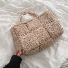 Brand Name: LEFTSIDEShape: SquarePlace Of Origin: HE BEI ?ProvinceHandbags Type: Shoulder BagsTypes of bags: Shoulder BagsOrigin: CN(Origin)Main Material: Faux FurClosure Type: HaspHardness: SOFTStyle: FashionModel Number: LEFTSIDELining Material: PolyesterOccasion: VersatileGender: WOMENPattern Type: SolidNumber of Handles/Straps: SingleInterior: Cell Phone PocketItem Type: Handbags Bottega Bag, Big Tote Bags, Woven Handbags, Retro Brand, Side Bags, Large Tote Bag, Square Bag, Zipper Bags, Large Tote