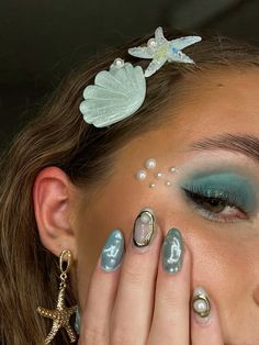 mermaid siren inspo makeup pearls gold nails shells details Mermaid Hair And Makeup Halloween, Mermaid Costume Aesthetic Halloween, Mermaid Fishnet Makeup, Mermaid Makeup Inspiration, Fishnet Makeup Mermaid, Ursula Makeup Inspired, Mermaid Rhinestone Makeup, Easy Mermaid Eye Makeup, Green Mermaid Costume