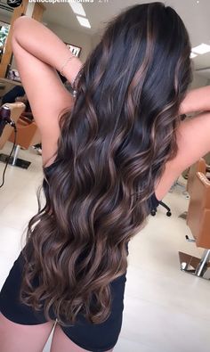 Cute Hair Colors For Latinas, Brown Hairlights On Black Hair, Highlights And Lowlights For Brunettes Dark, Brown Balage Hair, Dark Brown Hair With Amber Highlights, Chocolate Brown Highlights On Brown Hair, Chocolate Boliage Hair, Latina Bayalage Hair, Dark Brown Hair With Highlights Extensions