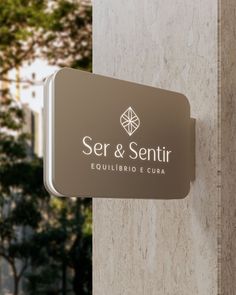 a sign on the side of a building that says ser & sentir