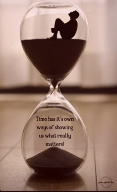 an hourglass with the words time has it's own ways of showing us what really matters