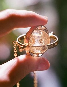 16 Beautiful Pieces of ‘Harry Potter’ Jewelry Time Turner Necklace, Time Turner, Harry Potter Hermione, Hermione, Pretty Jewellery, Bling Bling, Cute Jewelry