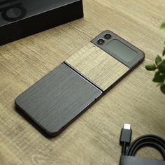 Samsung Galaxy Z Flip 4 Silverblack wood skins