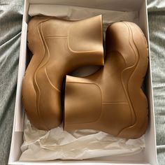 Bottega Puddle Boots Original Box & Garment Bags Only Shipping Garment Bag Due To Box Size And Condition. 8 Out 10 Condition 100% Authentic Bottega Puddle Boots, Puddle Boots, Bottega Veneta Shoes, Garment Bag, Garment Bags, Tan Brown, Bottega Veneta, Original Box, Shoe Boots