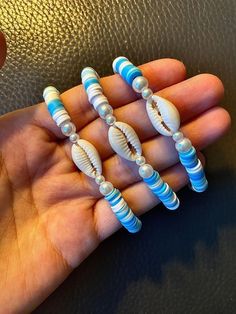 Cowrie Shell Clay Bead Bracelet, Clay Bead Bracelets With Shell, Braclet Inspiration Clay, Clay Bracelets Summer, Clay Bead Shell Bracelet, Clay Bead Bracelet Ideas Seashell, Bracelets Ideas Clay Bead, Summer Beads Ideas, Aesthetic Summer Clay Bead Bracelets