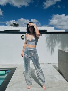 High waisted silver sequin trouser. Perfect for your party. Runs true to size. Wearing size medium. Has some stretch. Mercancia de brillo es VENTA FINAL / NO CAMBIO Sequin Pant, Pants Large, Silver Sequin, For Your Party, Sequin, Trousers, High Waisted, Size Medium, Pants