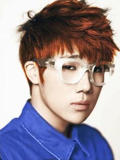 If you would like your hair not to be so simple, but to be a little more edgy, then this hairstyle is the perfect one for you! This pointy and wacky hairstyle with short straight sides will be the hottest of 2017. A perfect example is Korean star Kim Sung-Kyu who rocks the style without any effort, whatsoever. Hairstyle Images, Heir Style, Hipster Haircuts For Men, Asian Hairstyles, Hipster Haircut, Edgars Haircut, Korean Men Hairstyle