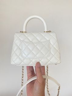 Description CC Mini Flap Bag Top Handle White For Women 7.5in/19 cm Rep 1:1 Measurements: 19 x 7 x 14 cm / 7.5 x 3.5 x 5.1 inches (Length x Width x Height) Chain White Zipper inside Gold-toned hardware Include box, dust bag. This product is of the best quality. Chanel Mini Flap Bag, Baby Tote Bag, Chanel Clutch, Vanity Bag, Chanel Mini, Chanel Spring, Stylish Handbags, Luxury Products, Evening Clutch Bag