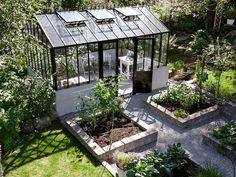 an outdoor garden with lots of plants and flowers