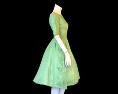 50's SAGE GREEN FULL SKIRT DRESS The Perfect Spring Dress in Sage/Avocado Green with Short Sleeves, Princess Seam Bodice, Zip closure, Nipped Waist, Full Skirt and built in Tulle Crinoline. The gathered skirt has Panels on either side of the Waist featuring Fabric Leaves and Vines that extend down to the Hemline. Shown here with an additional crinoline for added pout. BY: Handmade, one of a kind  SIZE: approximate XS, see measurements to determine fit. FABRIC: Tafetta feel but no label of course. Possibly acetate. CONDITION: Excellent. 1 tiny wear spot on the piping around the waist but as it's very small and on the side it's completely unnoticeable. MEASUREMENTS  Shoulders 18" Sleeves 10" Bust 35" Waist 25" Hips 40" Length 40" SHIPPING Canada: shipping listed is for Expedited Mail. Tracki 1950s Shorts, Full Skirt Dress, Motif Vintage, Gathered Skirt, Princess Seam, Spring Dress, Full Skirt, Dresses Xs, Dress Clothes For Women