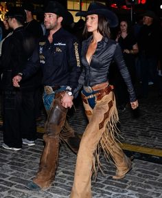 Bella Hadid & Adan Bell Hadid, Cowgirl Chaps, Samba Sneakers, Cowgirl Halloween, Dallas Cowboys Women, Classy Cowgirl, Cowgirl Look, Cowboy Costume, Black Cowgirl