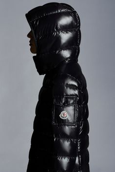 The Moka long down jacket takes a tailored approach to Moncler's iconic nylon laqué. A streamlined, slim silhouette and tight boudin quilting hug the body, providing warmth without adding bulk or volume. A detachable hood adapts the down coat to any weather condition. Long Down Jacket, Short Parka, Fashion Capsule, Trendy Fashion Outfits, Down Jackets, Down Parka, Black Women Art, Detachable Hood, Outerwear Women